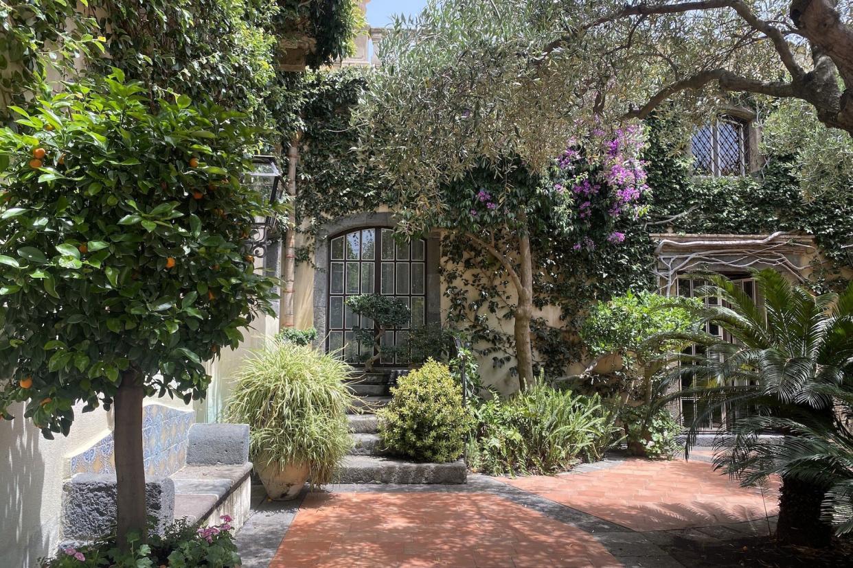 The lush exterior of Villa Don Arcangelo all Olmo in Sicily