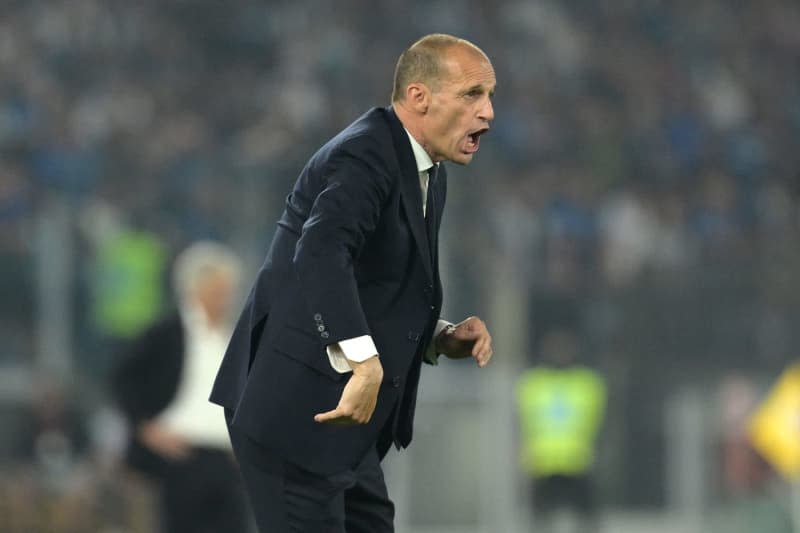 Juventus' head coach Massimiliano Allegri speaks to his players from the touchline during the Coppa Italia final soccer match between Atalanta and Juventus at Rome's Olympic Stadium. Alfredo Falcone/LaPresse via ZUMA Press/dpa