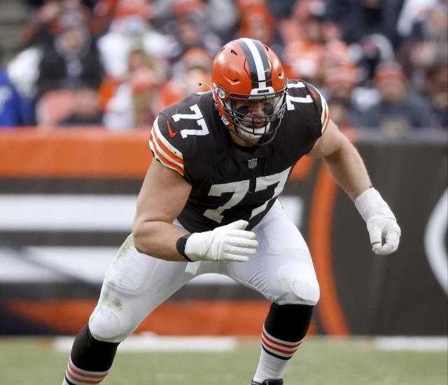 Browns RG Wyatt Teller is questionable to return with right knee injury