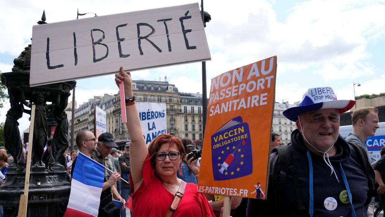 Demonstranten ohne Mund-Nasen-Schutz bei einer Protestaktion in der französischen Hauptstadt.