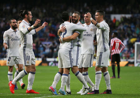 Football Soccer - Spanish Liga Santander - Real Madrid v Athletic Bilbao- Santiago Bernabeu stadium, Madrid, Spain 23/10/16. Real Madrid's Karim Benzema celebrates his goal with teammates. REUTERS/Andrea Comas