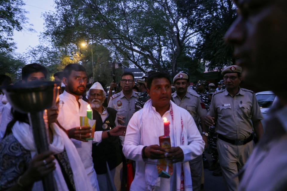 La policía intenta impedir que los simpatizantes del Congreso lleven a cabo un mitin con antorchas en Nueva Delhi el domingo (REUTERS)