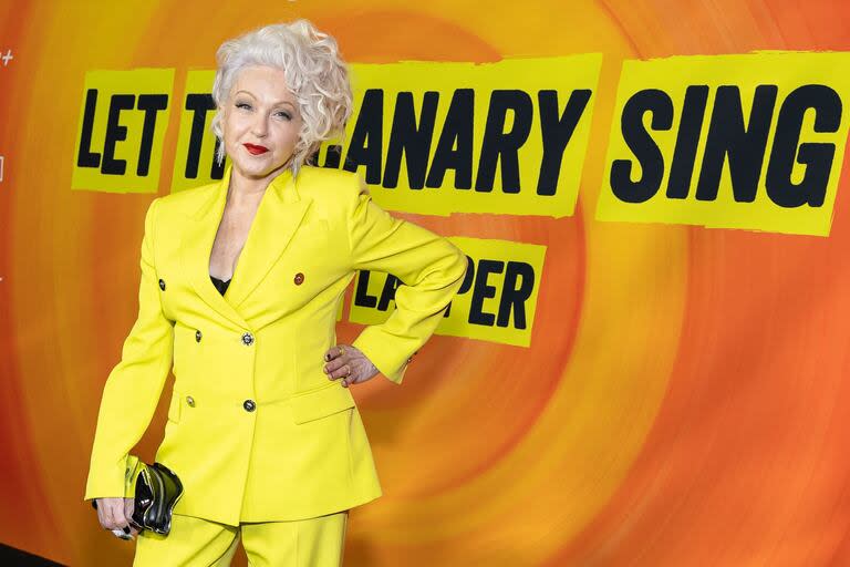 Cyndi Lauper llega al estreno en Los Angeles de Let The Canary Sing, el documental de Paramount+ que recorre su extraordinaria vida y su carrera como artista. La estrella de la música eligió un traje sastrero amarillo para el gran evento que la tuvo como protagonista absoluta