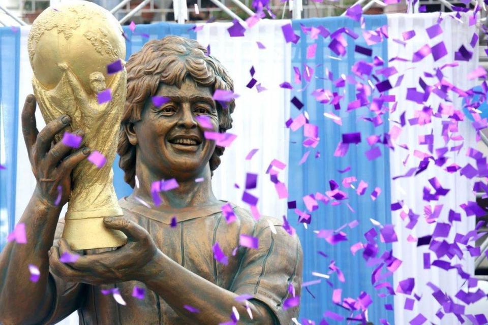 Bizarre: The statue of Maradona was unveiled in India: @MphoMaboi / Twitter