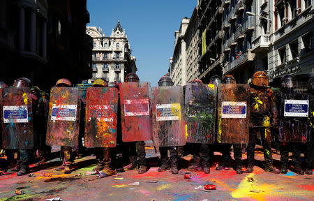 Mossos d'Esquadra police officers stand guard in front of a protest against a demonstration in support of the Spanish police units who took part in the operation to prevent the independence referendum in Catalonia on October 1, 2017, in Barcelona, Spain, September 29, 2018. REUTERS/Albert Gea