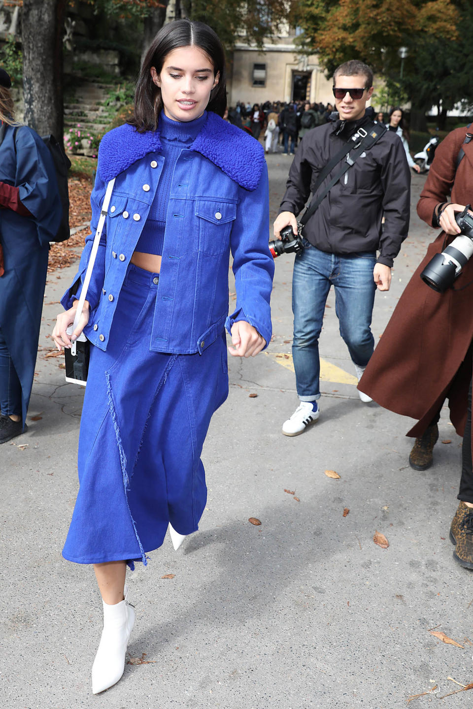 <p>Model Sara Sampaio beim Verlassen der Show von Designer Thierry Mugler. Sie entschied sich für einen stylishen One-Color-Look in Marineblau. Dazu kombinierte sie Stilettos in der Trendfarbe Weiß. (Bild: Splash News) </p>
