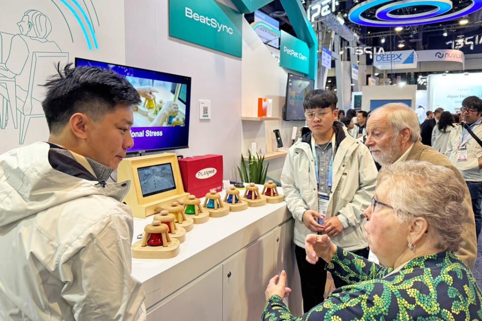 《圖說》CES 2024開展首日，工研院展場人氣滿滿，其中音樂同步互動訓練系統，吸引長者紛紛體驗。（圖／工研院提供）