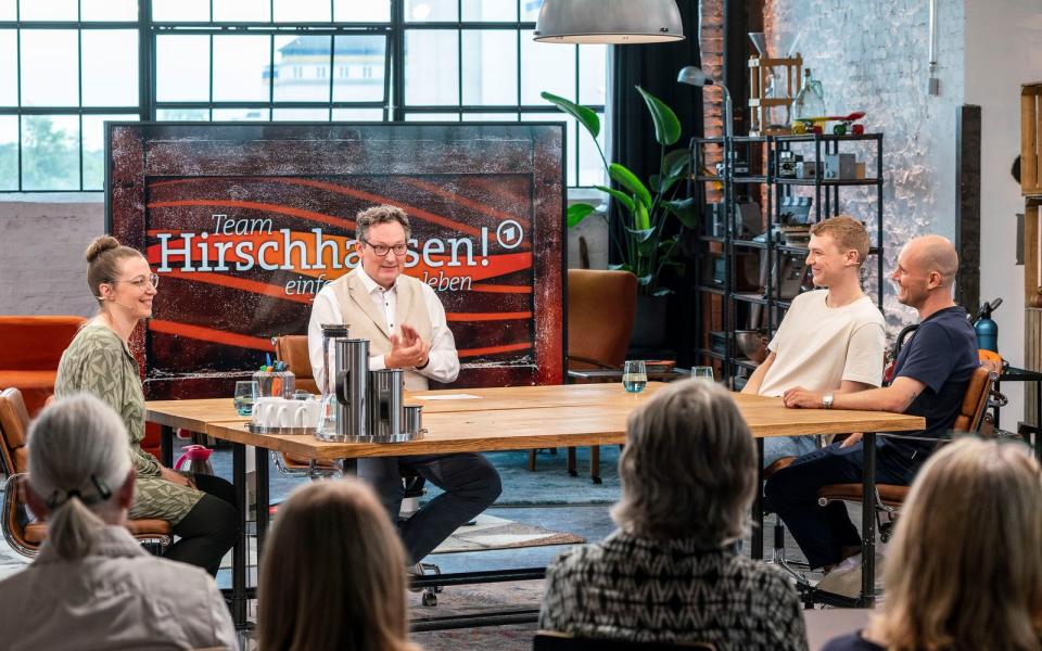 In der ersten Folge im Team Hirschhausen dabei: Hautärztin und Sachbuchautorin Dr. Yael Adler. (Bild: ARD / Max Kohr)