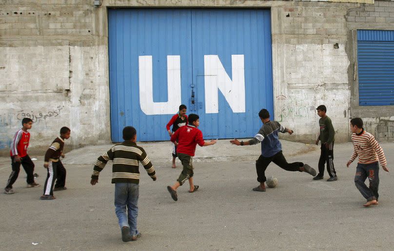 Palästinensische Kinder spielen Fußball vor dem Tor eines Lebensmittelverteilungszentrums der Vereinten Nationen in Gaza-Stadt, Februar 2009