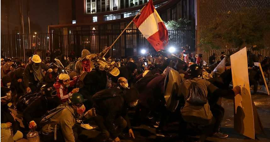 祕魯成千上萬人上街抗議，要求臨時總統梅里諾下台。（圖／達志／路透社）