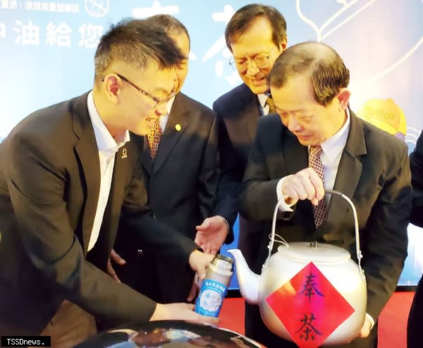 台灣中油董事長歐嘉瑞（右）親自為來賓奉茶，力行減塑。