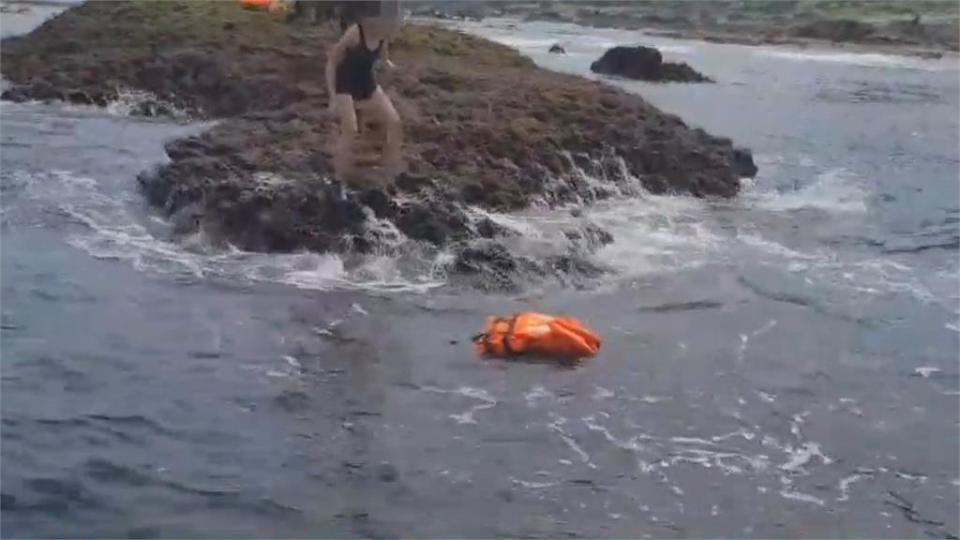 連假海釣突遭浪捲　海巡馳援帶回受傷釣客