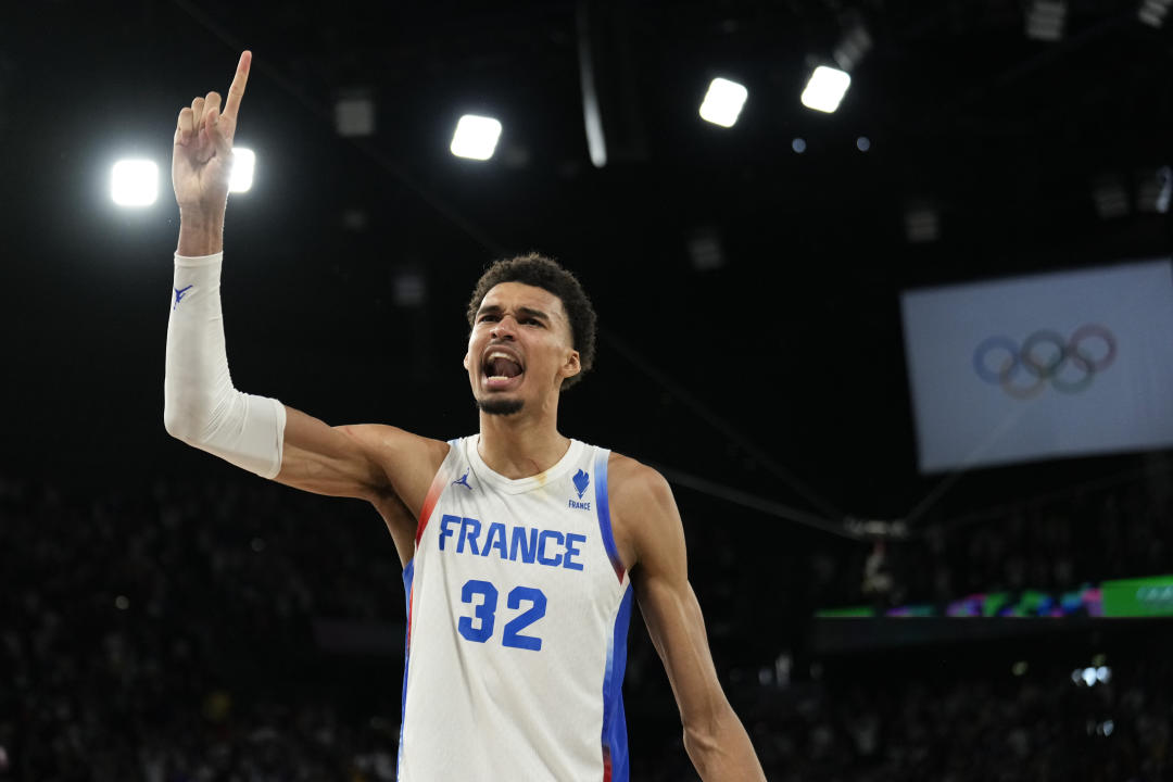 Le Français Victor Wembana (32 ans) célèbre après avoir battu l'Allemagne lors d'un match de demi-finale de basket-ball masculin à la Bercy Arena lors des Jeux olympiques d'été de 2024, le jeudi 8 août 2024, à Paris, en France. (Photo AP/Mark J. Terrill)