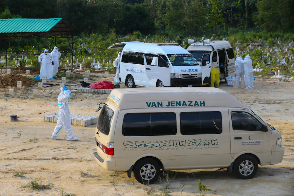 The Ministry of Health recorded another 376 deaths due to Covid-19 as of midnight yesterday.— Picture by Ahmad Zamzahuri