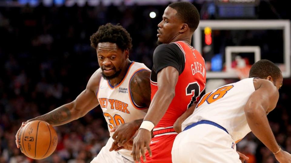 Julius Randle defended closely by the Bulls