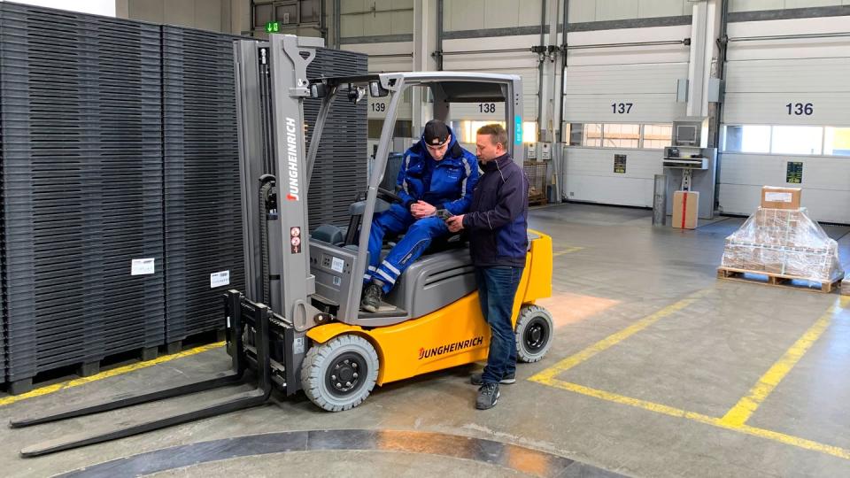 Marc Pelzer (l.) bekommt Anweisungen von seinem Betriebsleiter Marco Krzankowski. Pelzer macht eine Ausbildung zur Fachkraft für Lagerlogistik bei der Dachser Group SE & Co. KG.