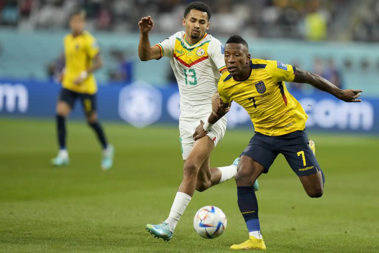 El senegalés Ismail Jakobs pierde la marca del jugador ecuatoriano Pervis Estupiñán durante el partido en entre Ecuador y Senegal