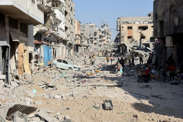 Palestinians returning to Gaza City's Shujaiya district found only rubble and dust where their neighbourhood once stood (Omar AL-QATTAA)