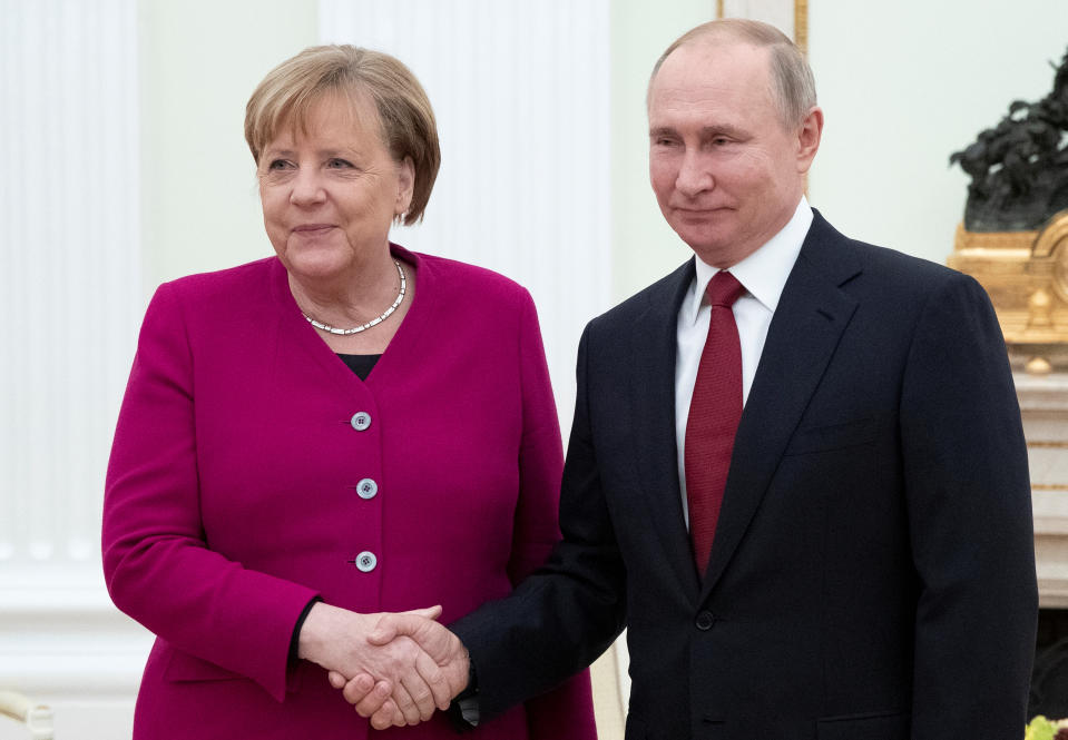 <p>Merkel sticht durch ihre knalligen Blazer gerne mal heraus, vor allem im Einheits-Anzug-Schwarz anderer Regierungschefs, wie hier mit Russlands Präsident Vladimir Putin 2020.</p> 