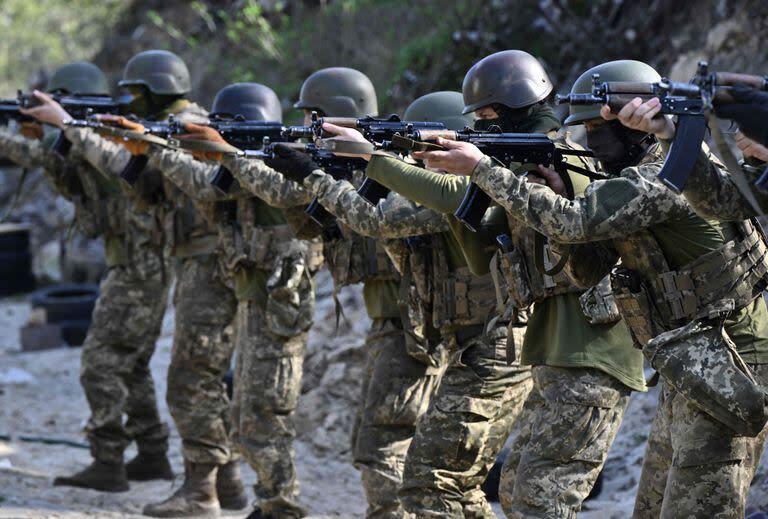 Miembros del batallón siberiano dentro de las Fuerzas Armadas de Ucrania participan en un ejercicio militar en un campo de tiro en la región de Kyiv el 10 de abril de 2024, en medio de la invasión rusa a Ucrania. 