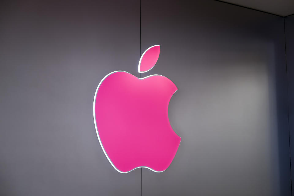 <p>Apple soll es im vergangenen Jahr gelungen sein, seinen Steuersatz für ausländische Gewinne auf 3,7 Prozent zu drücken. Das gehe aus den Paradise Papers hervor, berichtet die „Süddeutsche Zeitung”. Demnach zeigen neueste Zahlen, dass das teuerste Unternehmen der Welt im vergangenen Jahr außerhalb der USA zwar 44,7 Milliarden Dollar erwirtschaftete, darauf aber nur 1,7 Milliarden Steuern gezahlt habe. (Bild: AFP) </p>