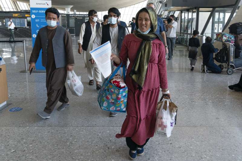 2021年8月23日，一個阿富汗難民家庭抵達美國華盛頓杜勒斯國際機場（AP）