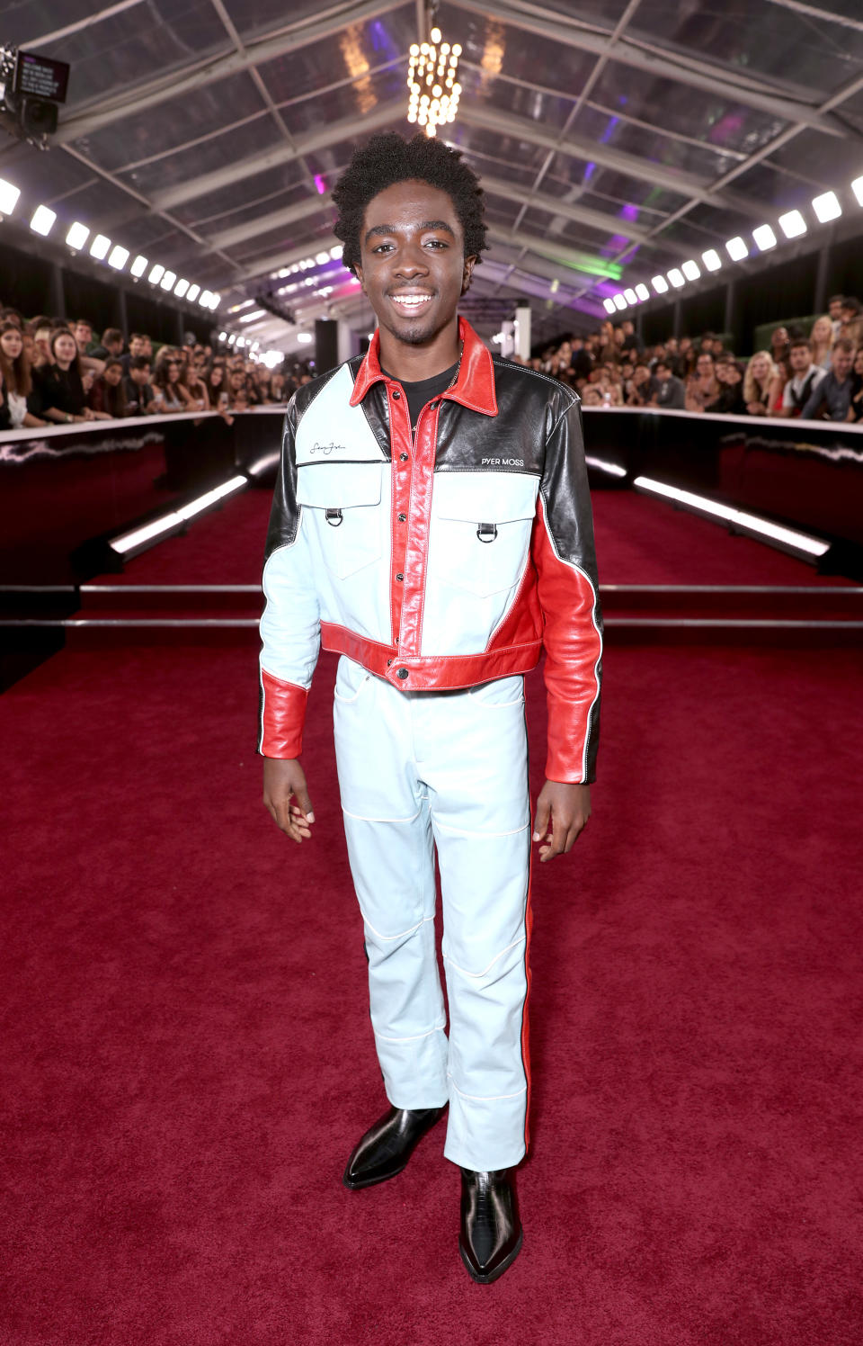 "Stranger Things"-Star Caleb McLaughlin empfahl sich in diesem coolen Leder-Look mal wieder als Stil-Ikone der Zukunft. (Bild: Getty Images)