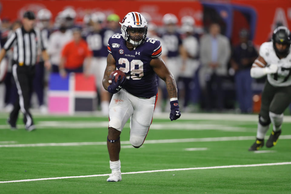 ARLINGTON, TX - AUGUST 31: Auburn Tigers running back JaTarvious Whitlow (28) runs the ball in the AdvoCare Classic between the Auburn Tigers and the Oregon Ducks on August 31, 2019 at AT&T Stadium in Arlington, TX. (Photo by John Bunch/Icon Sportswire via Getty Images)