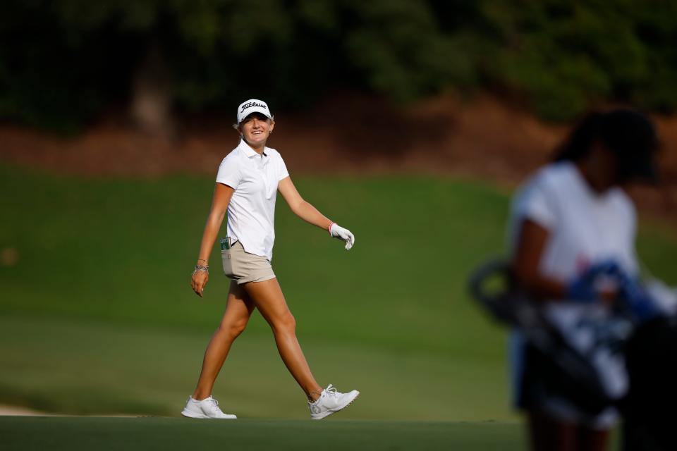 Gianna Clemente sonríe mientras camina hacia el tee del hoyo ocho durante la segunda ronda del US Women's Amateur 2023 en el Bel-Air Country Club en Los Ángeles, California, el martes 8 de agosto de 2023. (James Gilbert/USGA)