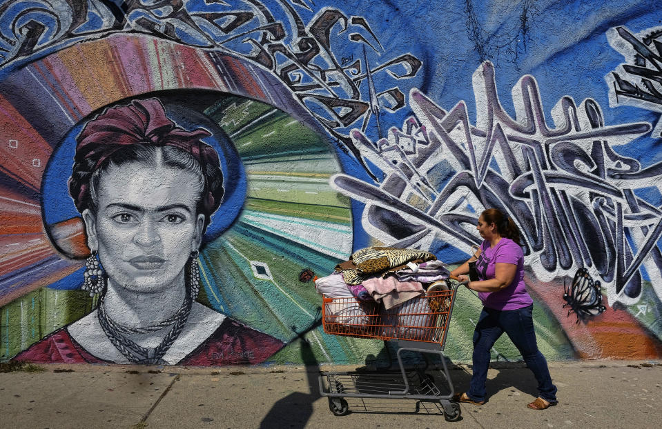 ARCHIVO - Un mural de la pintora mexicana Frida Kahlo, pintado por el muralista de Los Ángeles Levi Ponce, decora la sección Pacoima de Los Ángeles, conocida como Mural Mile, el 6 de junio de 2015. El 70 aniversario de la muerte de Kahlo es el 13 de julio de 2024. (AP Foto/Richard Vogel, Archivo)