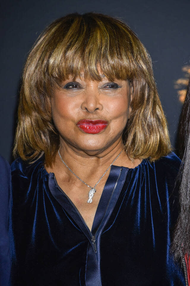 “Tina Turner, die Queen des Rock’n’Roll, ist heute im Alter von 83 nach langer Krankheit zuhause in Kusnacht bei Zürich gestorben”, hieß es in einem am Mittwochabend (24. Mai) veröffentlichten Statement. “Mit ihr verliert die Welt eine Musiklegende und ein Vorbild.”