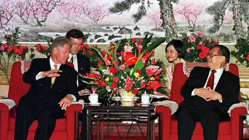 1998年6月28日，美國總統柯林頓與中國國家主席江澤民在中南海會面。（AP）