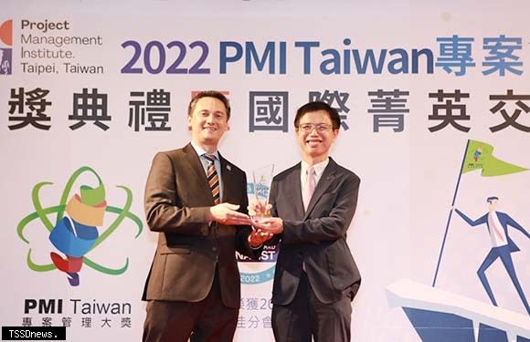 裕隆日產汽車榮獲「2022專案管理大獎」雙獎項肯定，由副總鐘文川代表受獎(右)。