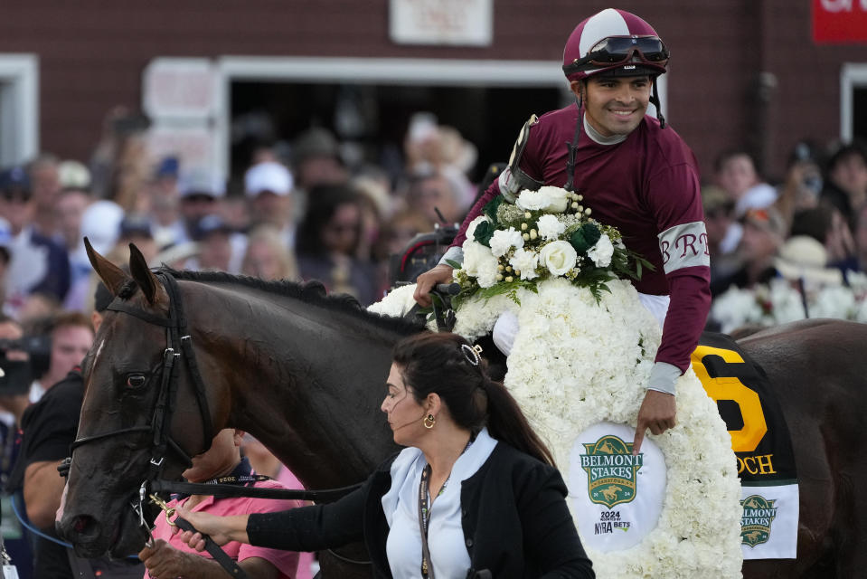 El jockey panameño Luis Saez celebra sobre Dornoch tras ganar la 156ma edición de Belmont Stakes el sábado 8 de junio del 2024. (AP Foto/Seth Wenig)