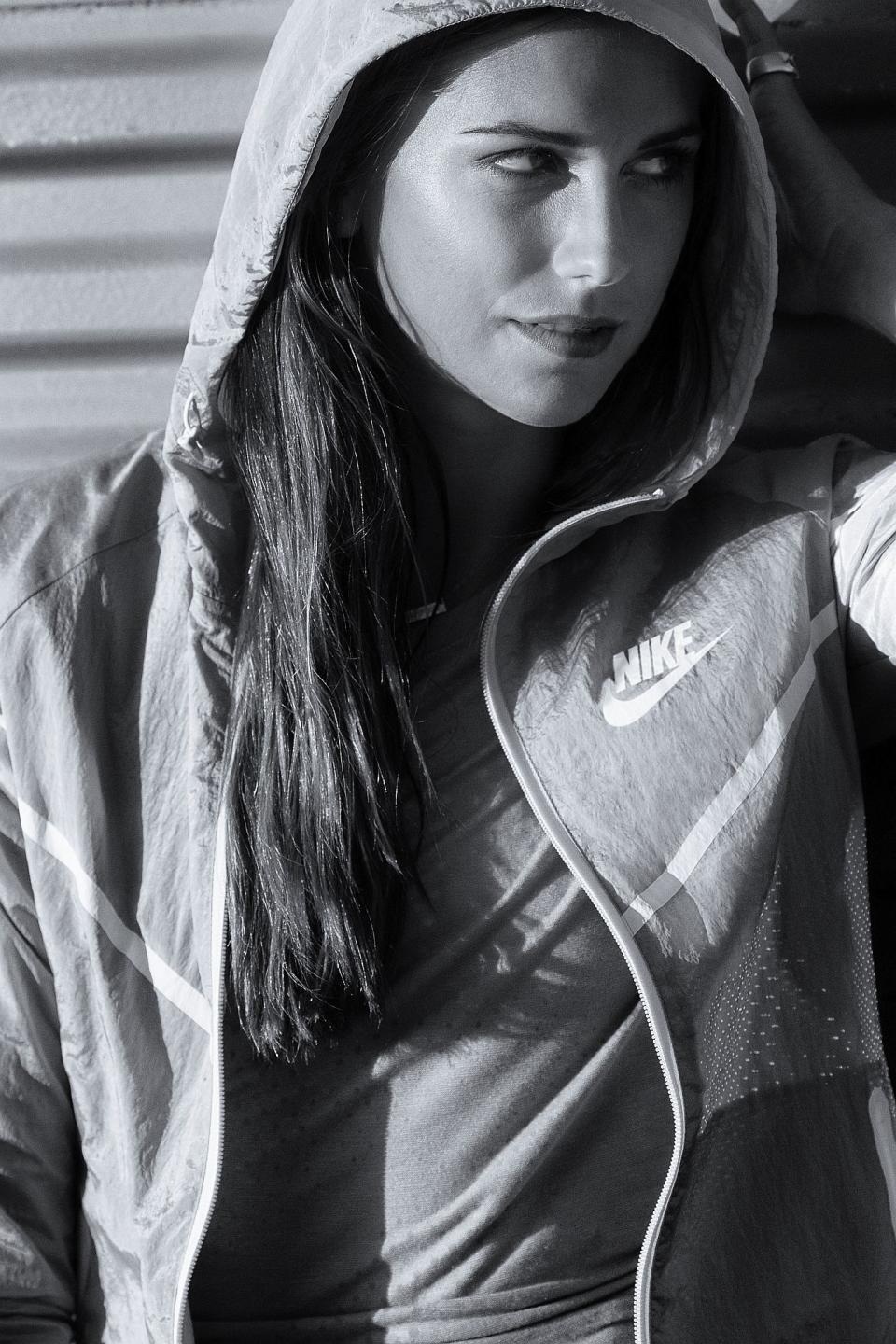 Das beweist auch dieses Bild von Nike, auf dem Alex Morgan fast schon etwas verführerisch dreinschaut.