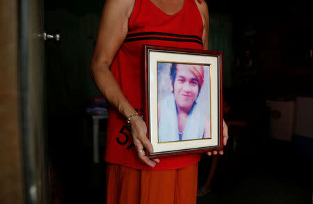 A relative holds a picture of the late Bernabe Sabangan in Barangay Bagong Silangan in Quezon City, Metro Manila, Philippines November 28, 2017. REUTERS/Erik De Castro