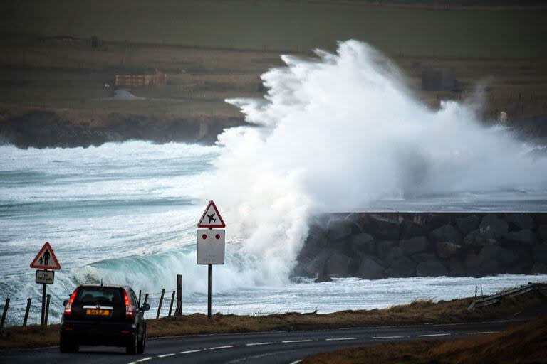 Las olas rompen al final de la pista del aeropuerto de Sumburgh, en las Islas Shetland. (Andy Buchanan / AFP)