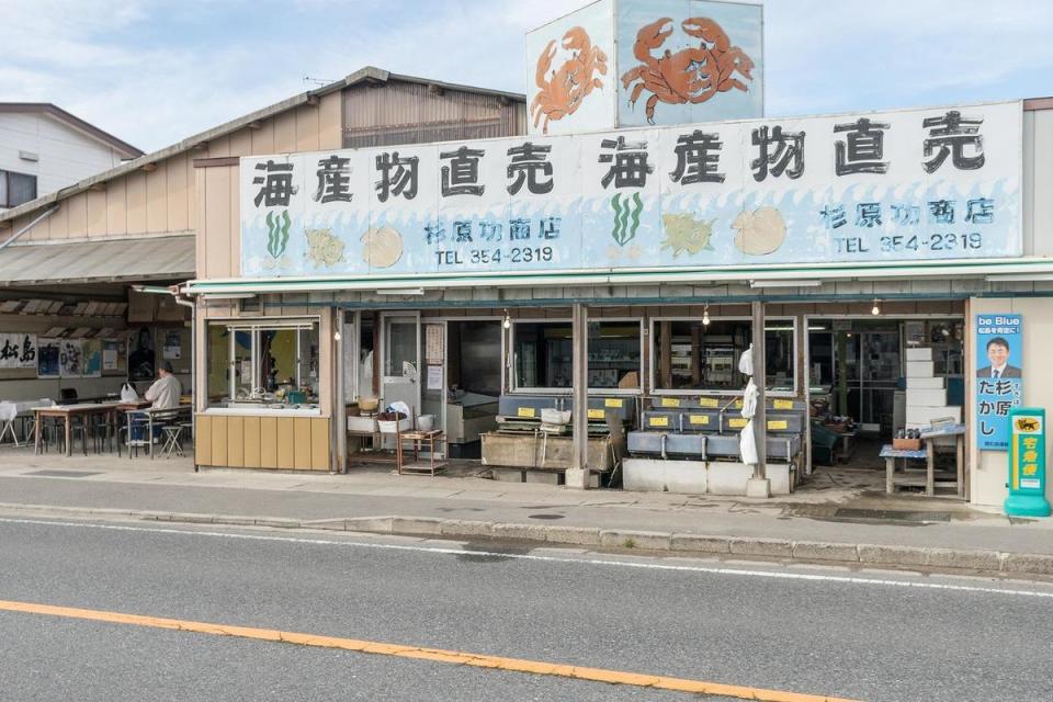 由漁夫直營的「杉原功商店」，專售各種漁船剛捕撈上來的新鮮海產。（Visit MIYAGI提供） 