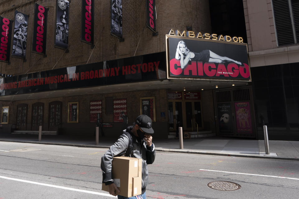 Un hombre pasa frente al Ambassador Theatre, donde el musical Chicago se presentaba hace un año, el jueves 6 de mayo de 2021 en Nueva York. El gobernador Andrew Cuomo anunció que los teatros de Broadway podrán reabrir el 14 de septiembre de 2021. (AP Foto/Mark Lennihan)
