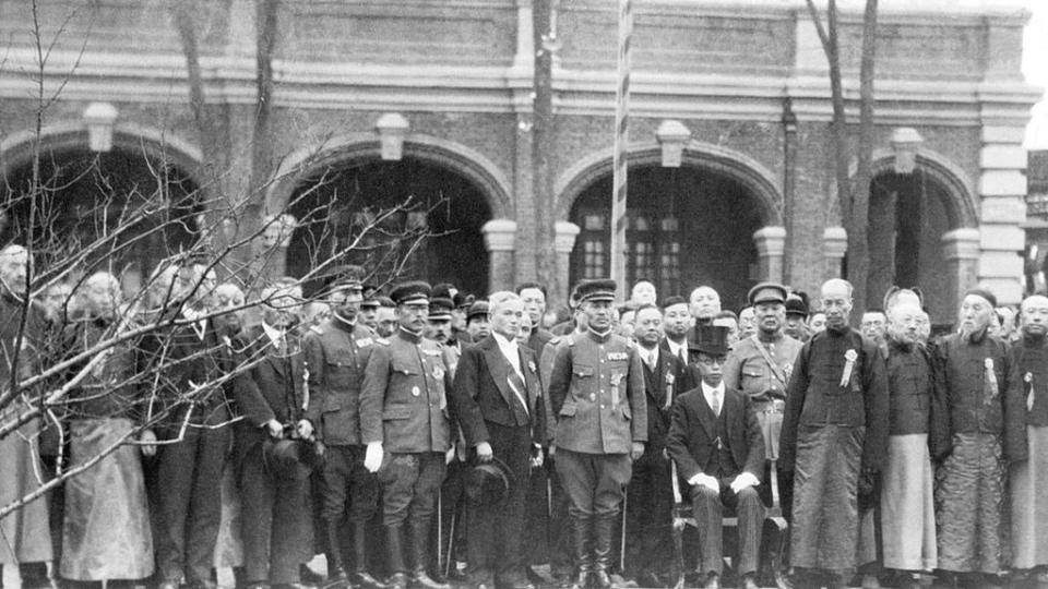 Rodeado de dignatarios, Henry Pu-Yi, ex emperador niño de Japón, se ve sentado, después de las ceremonias inaugurales que lo convirtieron en el gobernante del recién formado Estado de Manchukuo.