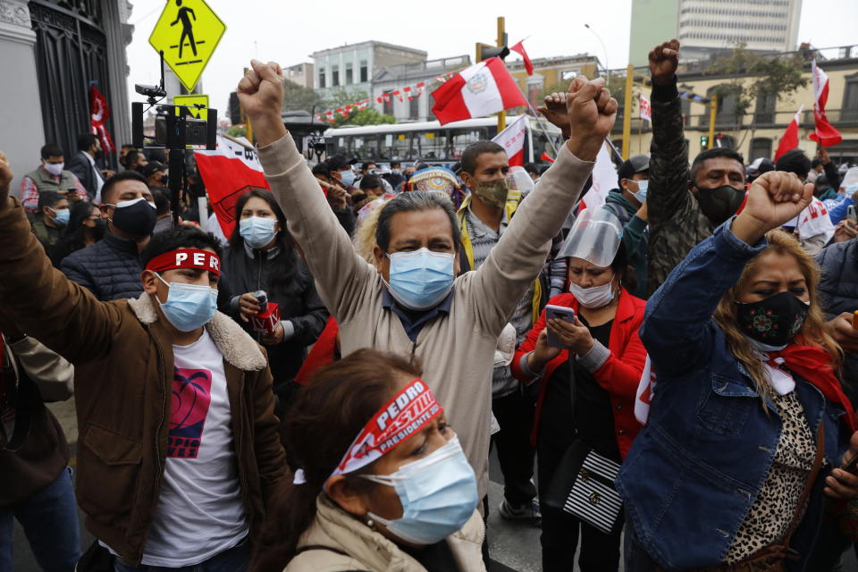 Los partidarios del candidato presidencial Pedro Castillo celebran los resultados parciales de las elecciones frente a la sede de su campaña en Lima, Perú, el lunes 7 de junio de 2021, el día después del balotaje. (AP Foto/Guadalupe Pardo)