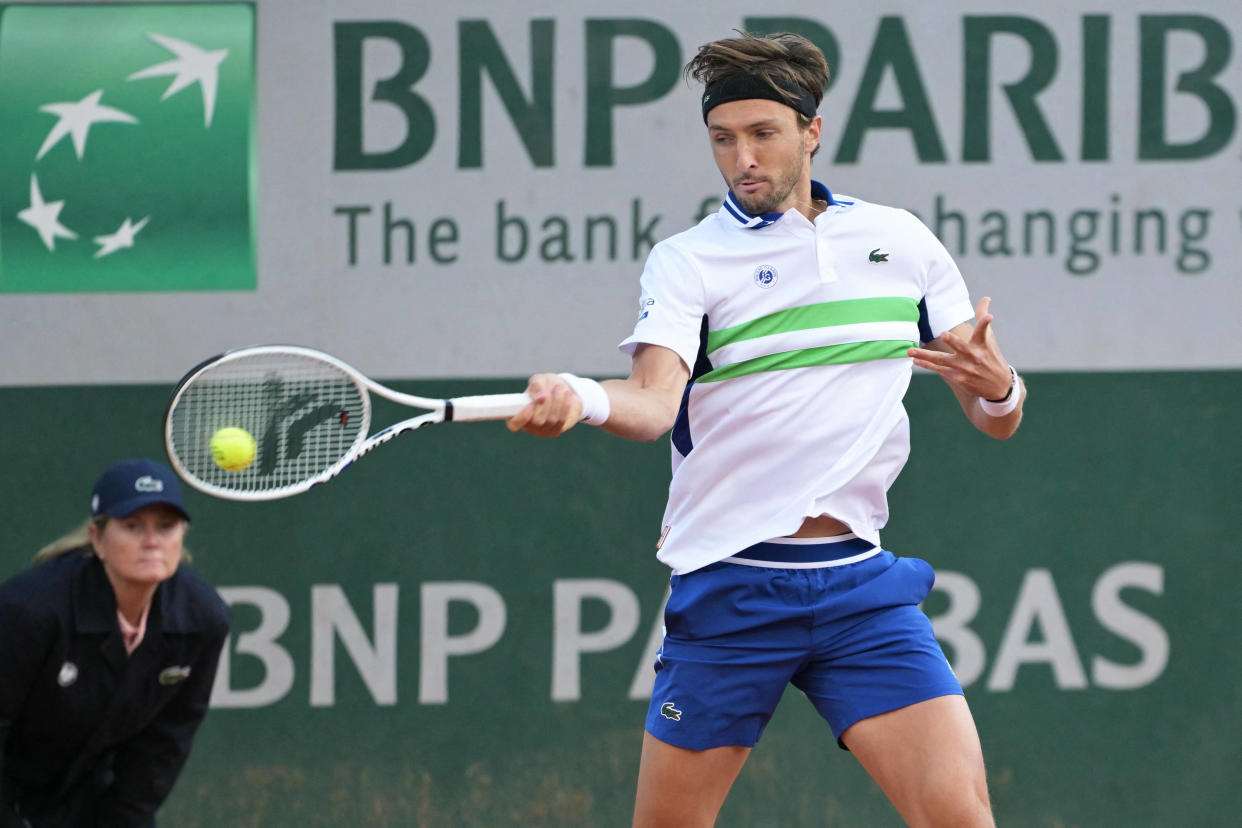 Roland-Garros : Arthur Rinderknech doit abandonner après s’être blessé en « shootant dans un mur » (Photo d’Arthur Rinderknech face à Tomas Martin Etcheverry le 30 mai 2024)