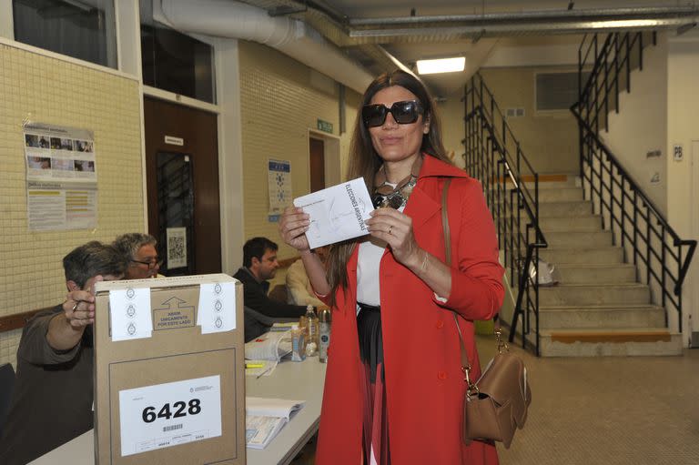 Florencia de la V posó para las cámaras justo antes de introducir el voto en la urna