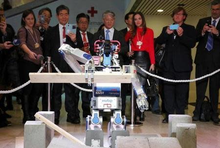 HUBO, a multifunctional walking humanoid robot performs a demonstration of its capacities next to its developer Oh Jun-Ho, Professor at the Korea Advanced Institute of Science and Technology (KAIST) during the annual meeting of the World Economic Forum (WEF) in Davos, Switzerland January 20, 2016. REUTERS/Ruben Sprich