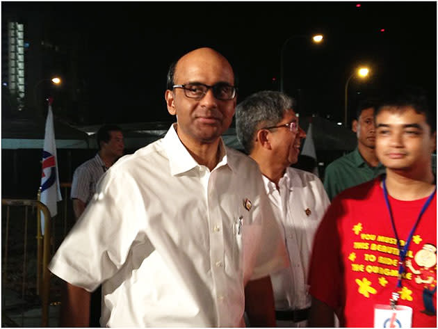 Deputy Prime Minister Tharman Shanmugaratnam and Minister for Communications and Information<br>and Minister-in-charge of Muslim Affairs Yaacob Ibrahim behind him.