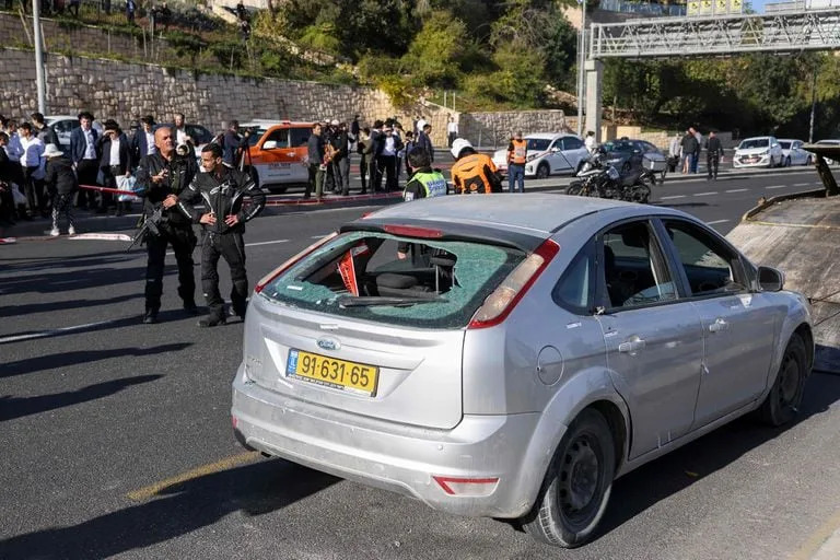 En medio de la guerra, dos hombres bajaron de un auto, abrieron fuego y mataron a tres personas en Jerusalén 