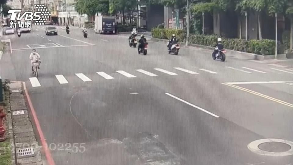 重機車隊呼嘯而過。（圖／TVBS）