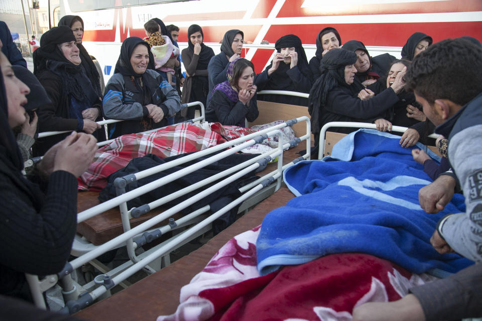 <p>In this photo provided by Tasnim News Agency, relatives weep over the bodies of earthquake victims, in Sarpol-e-Zahab, in western Iran, Nov. 13, 2017. (Photo: Farzad Menati/Tasnim News Agency via AP) </p>