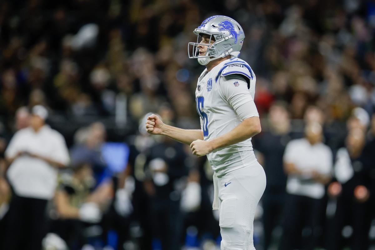 Detroit Lions barely hold on after big lead to beat Saints, 33-28