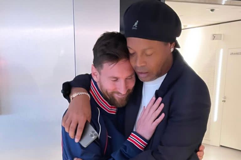 El exjugador brasileño de fútbol compartió una serie de fotos con su amigo Messi